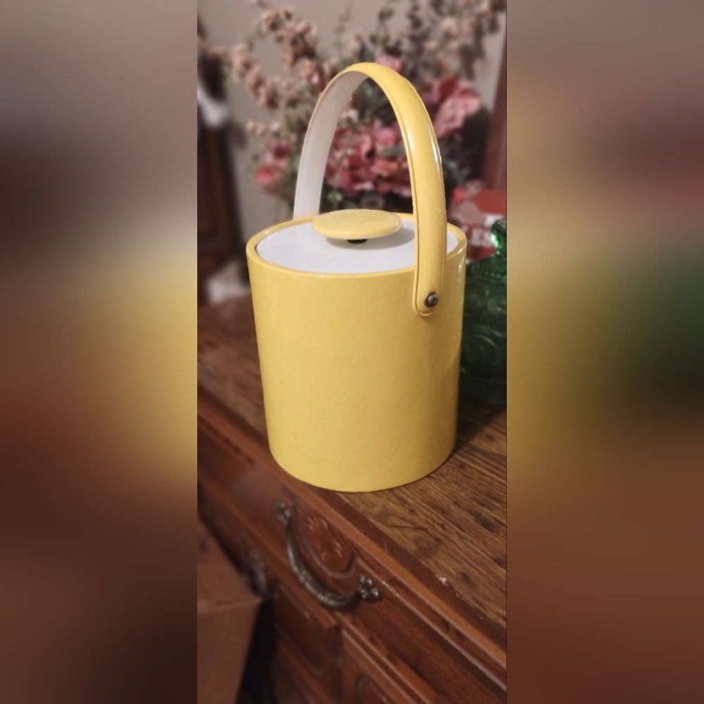Vintage Georges Briard Yellow Vinyl White Acrylic Knob Ice Bucket MCM Mod Bar